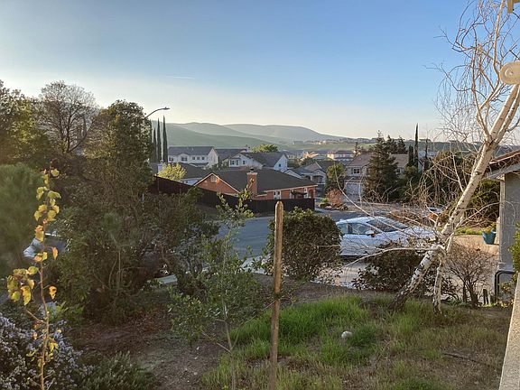 4th image of 2372 Woodhill Dr