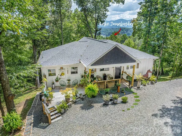 56 Kammerer Dr, Waynesville, NC 28785