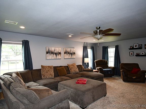 4th image of 304 S Blackstone St