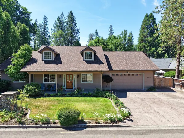 1025 Anglers Pl, Shady Cove, OR 97539