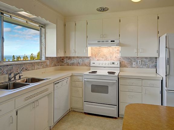 Cute Vintage kitchen with table