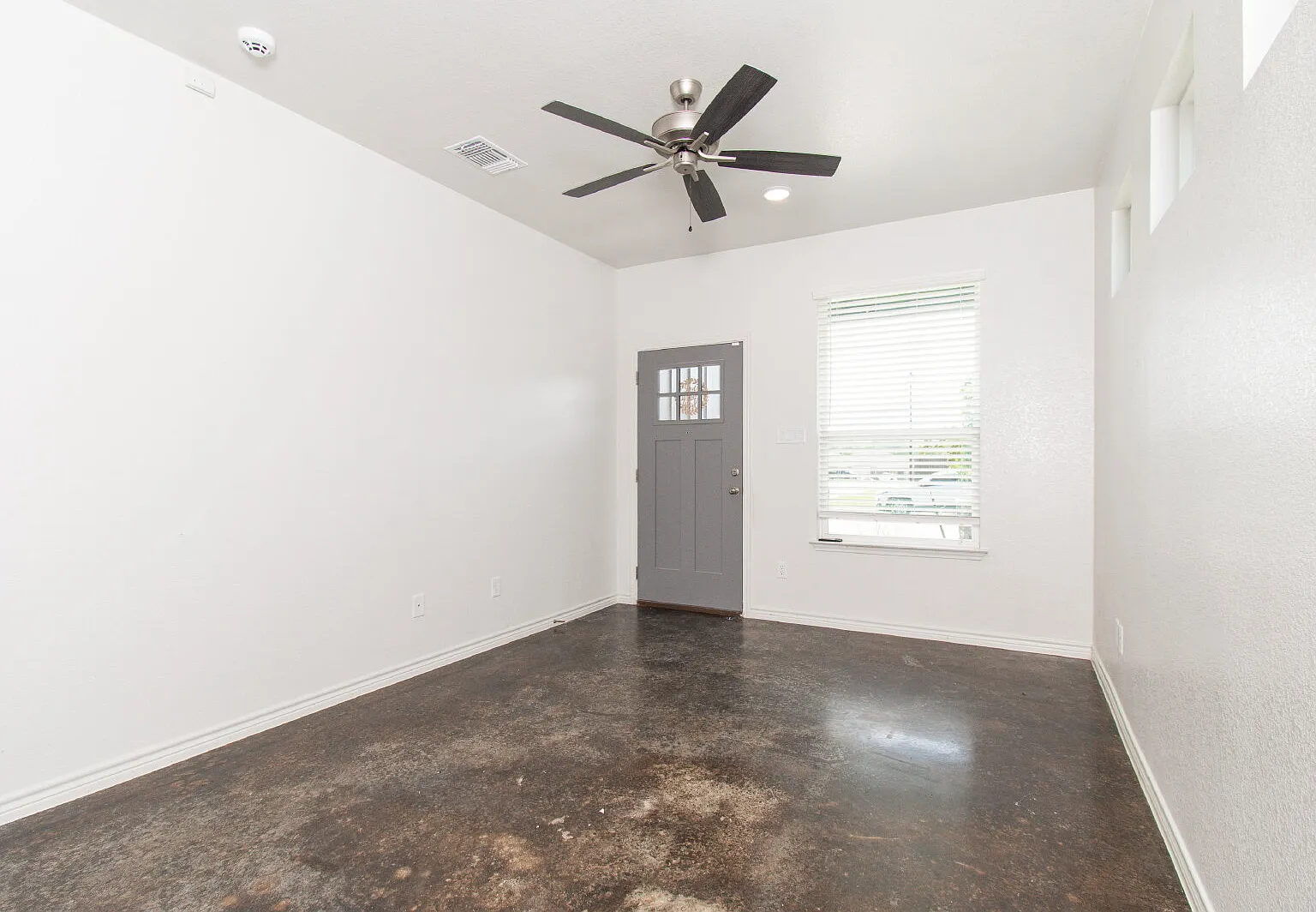 3 bed, 2.0 bath, 1300 sqft, $1,450 — Photo 4