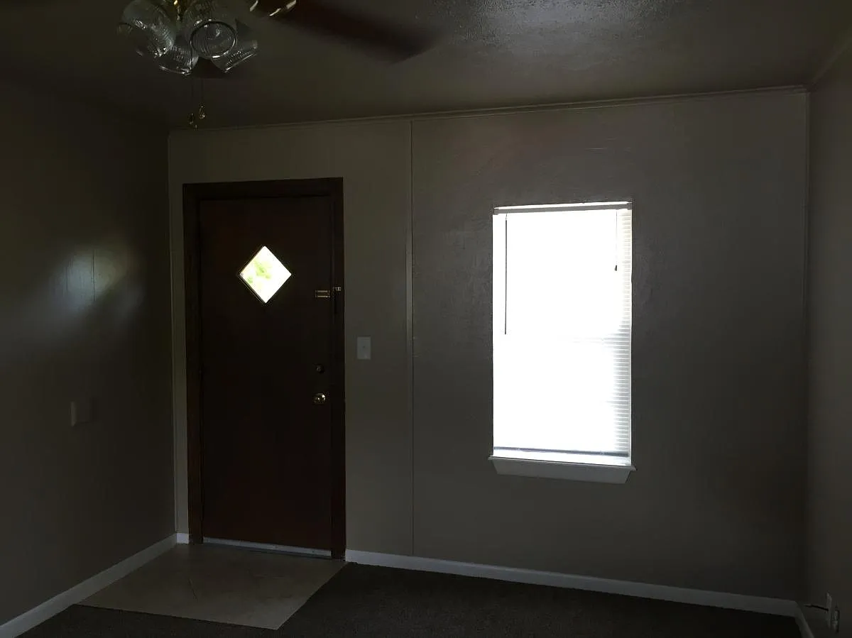 Building Photo - 102 W Linn St #2
