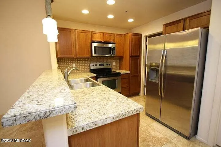 2010 E River Rd #101 — Photo 4