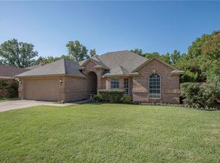 2311 Christopher Ln, Euless, TX 76040