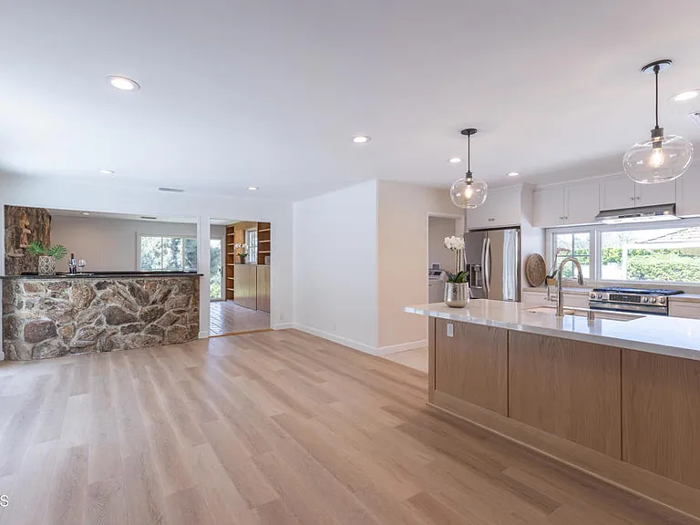 555 Paulette Pl — Photo 5