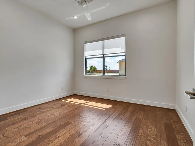 10330 Grove Row Ave — Photo 16