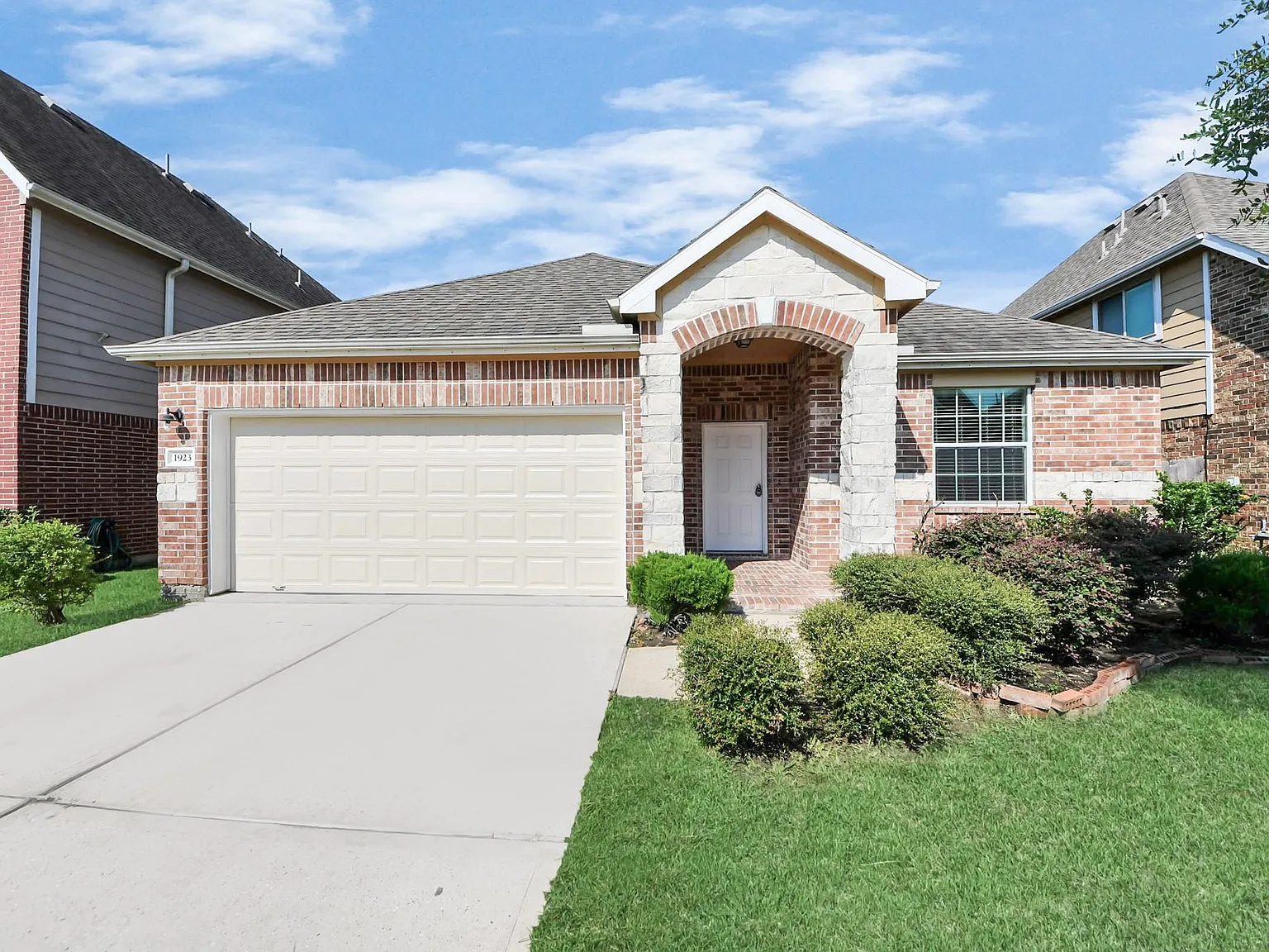 4 bed, 2.0 bath, 2027 sqft, $2,225 — Photo 4