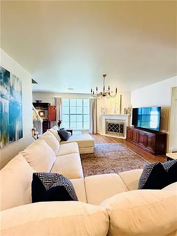 3 bed, 2.5 bath, 1900 sqft, $1,950 — Photo 2