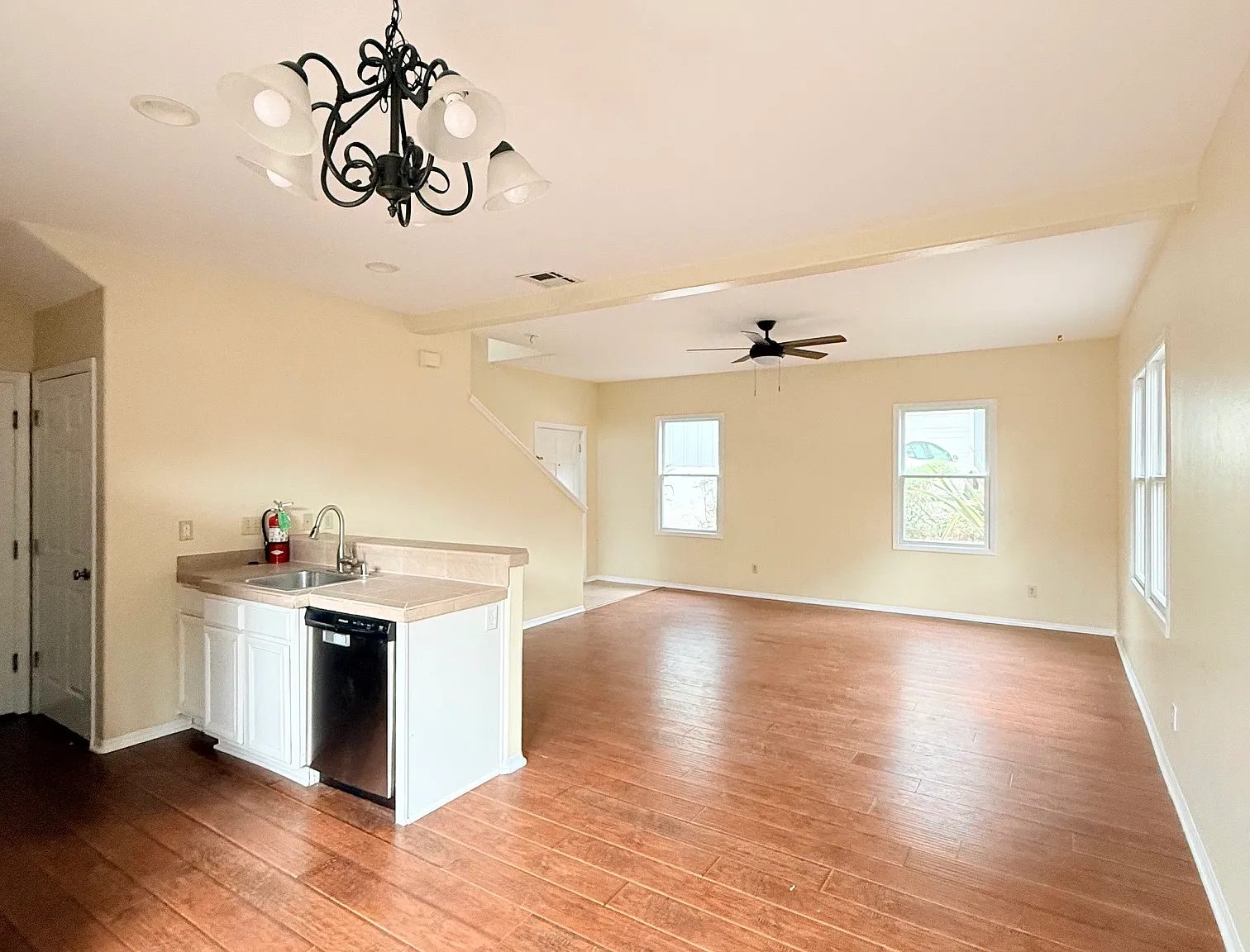 3 bed, 1604 sqft, $5,950 — Photo 4