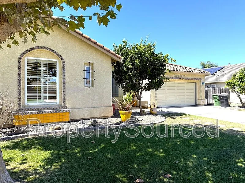 4 bed, 2.0 bath, 2282 sqft, $3,295 — Photo 2