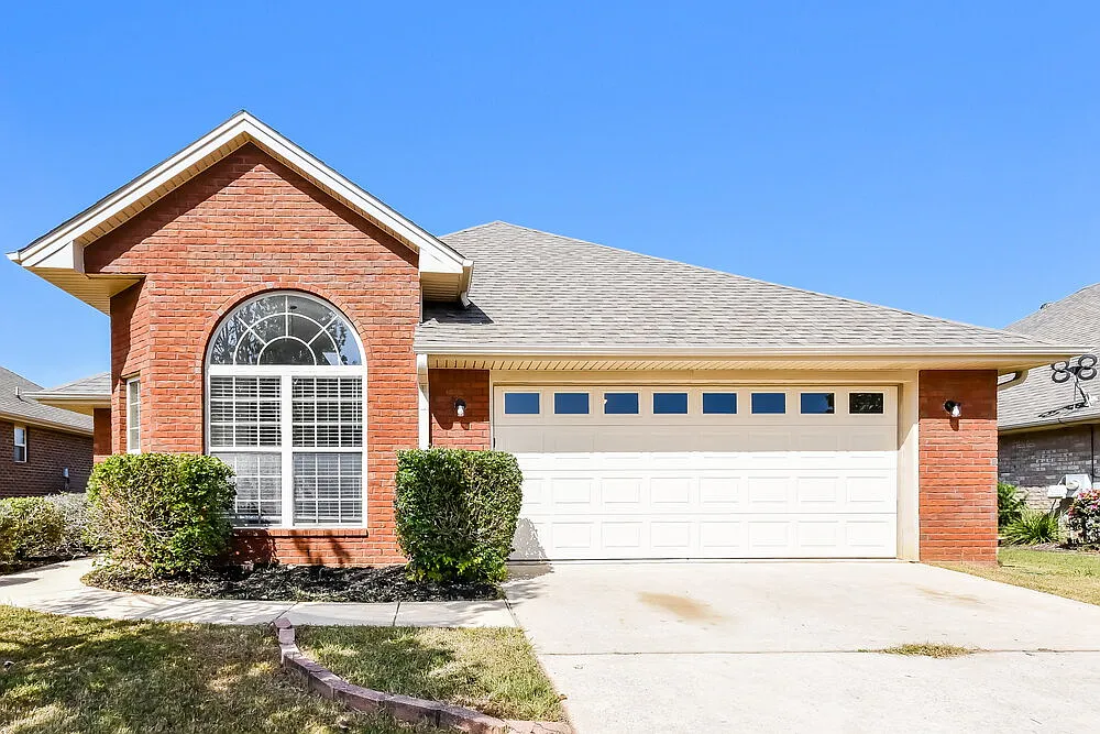 3 bed, 2.0 bath, 1359 sqft, $1,640 — Photo 1