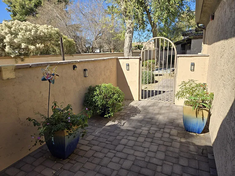 150 N Lakeview Blvd #16 — Photo 1