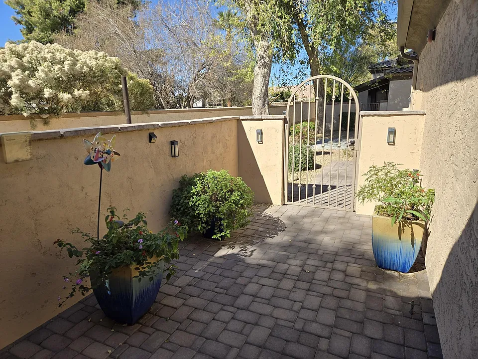 150 N Lakeview Blvd #16