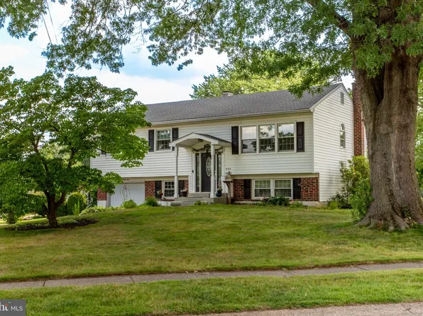 494 Overlook Dr, Warminster, PA 18974