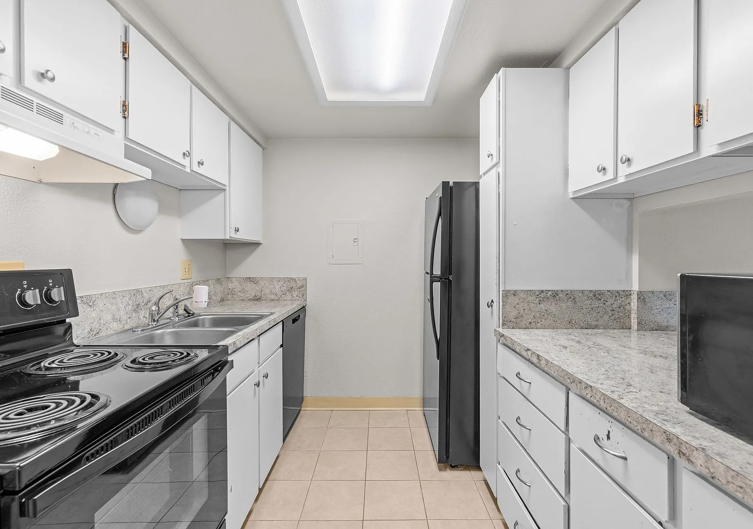 LOVELY spacious 2 bed/2 bath Westminster condo — Photo 3