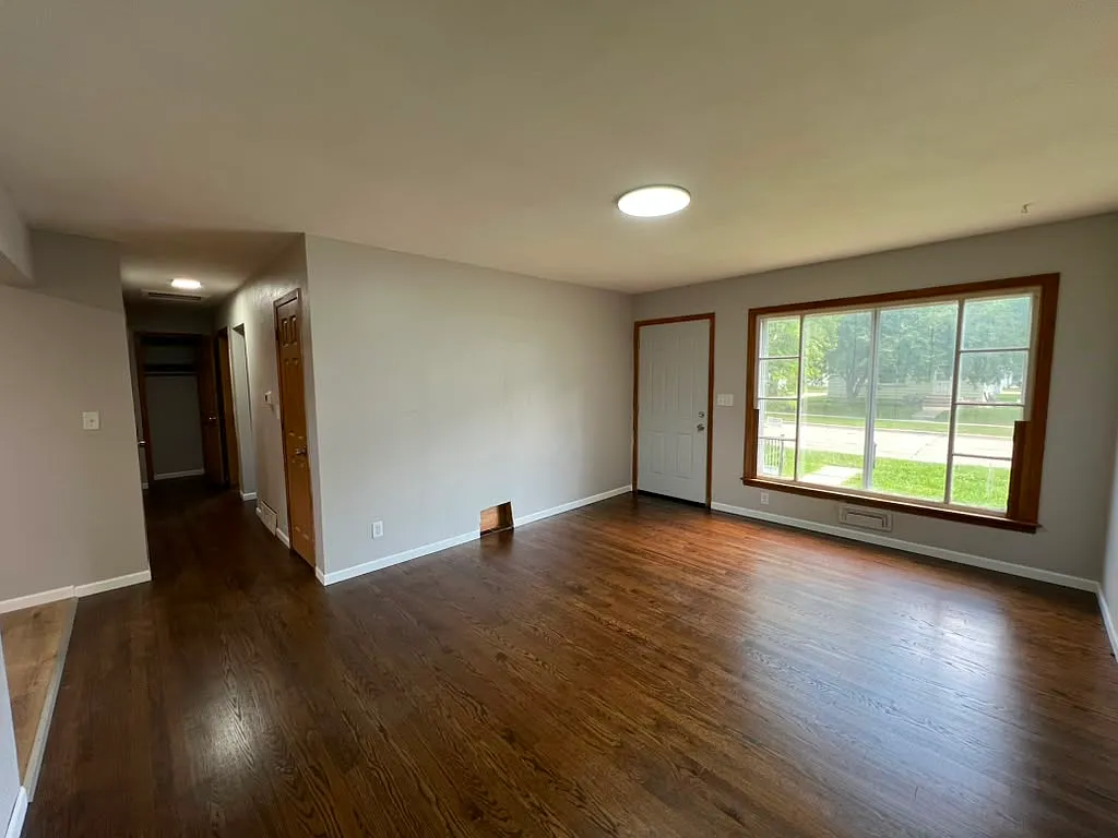 3 bed, 936 sqft, $1,700 — Photo 1