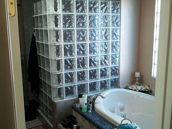 Master bath w/ jet tub
