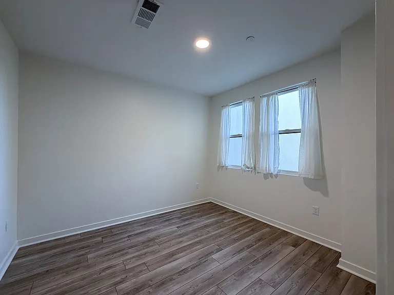 1568 E Thompson Blvd — Photo 24