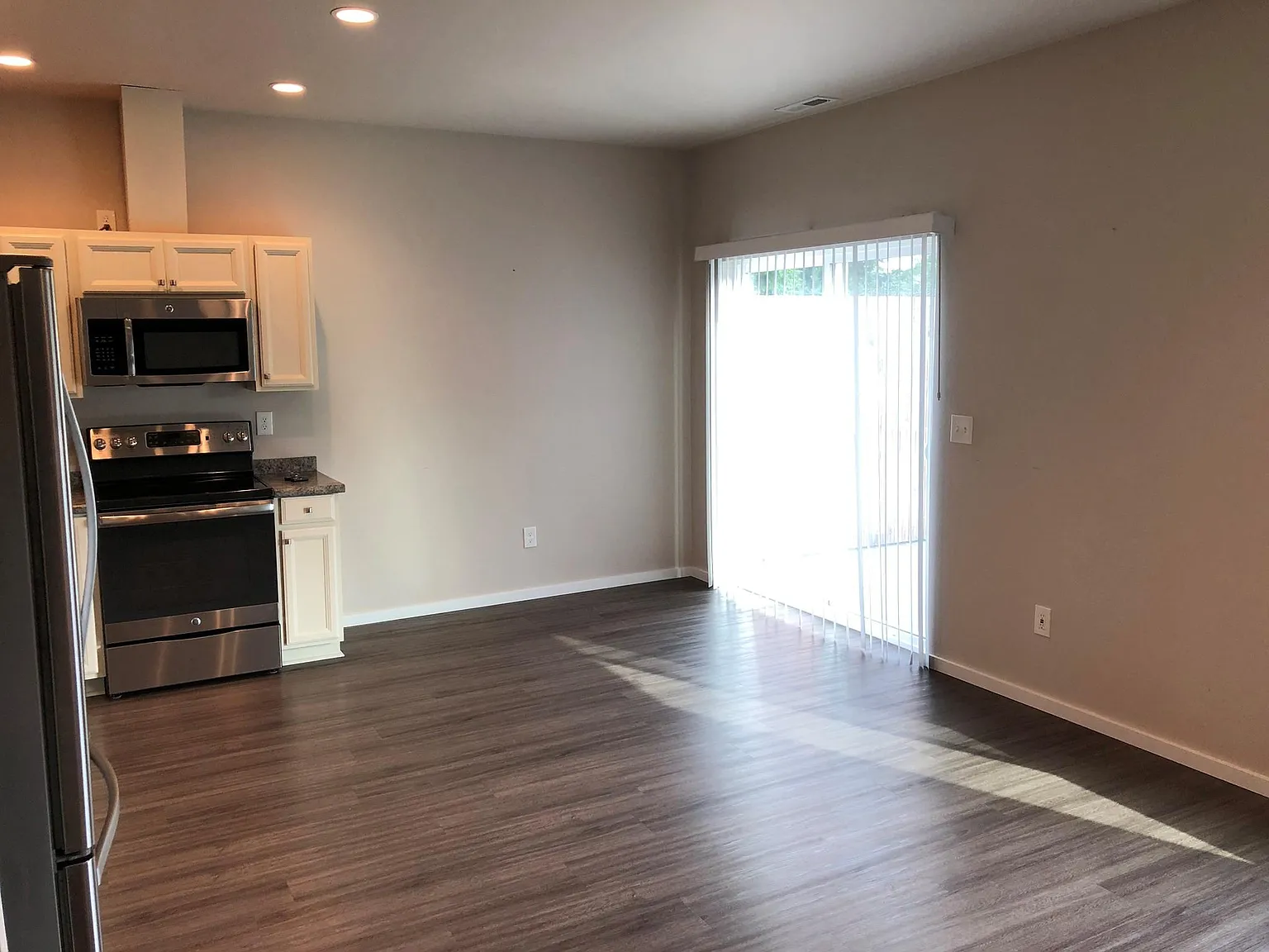 3 bed, 2.5 bath, 1460 sqft, $1,895 — Photo 3