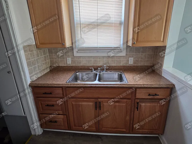 19335 Plainview Ave — Photo 17