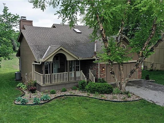 3rd image of 15725 Outlook St