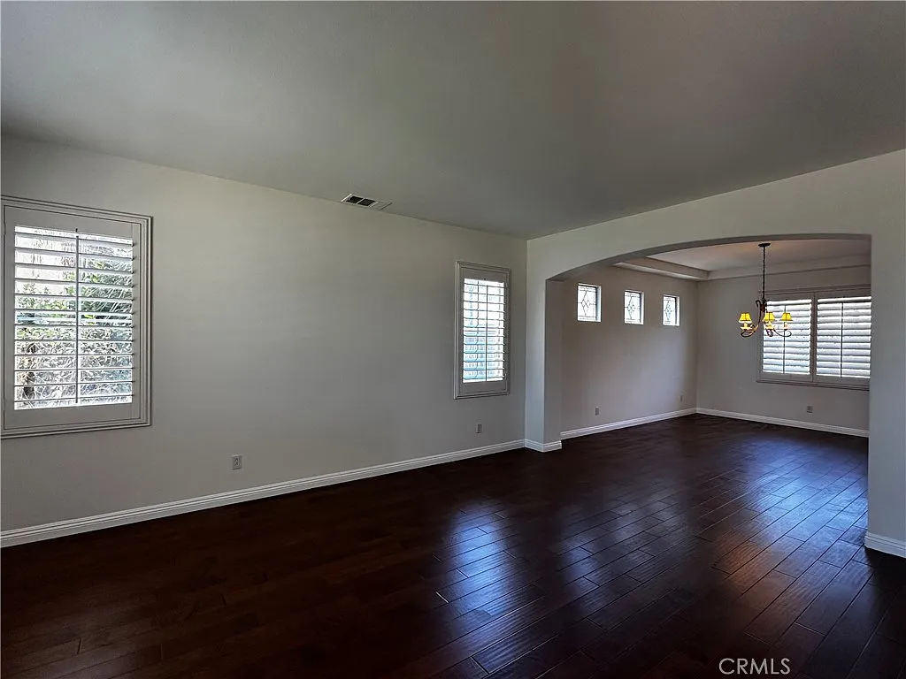 5 bed, 3675 sqft, $4,600 — Photo 2