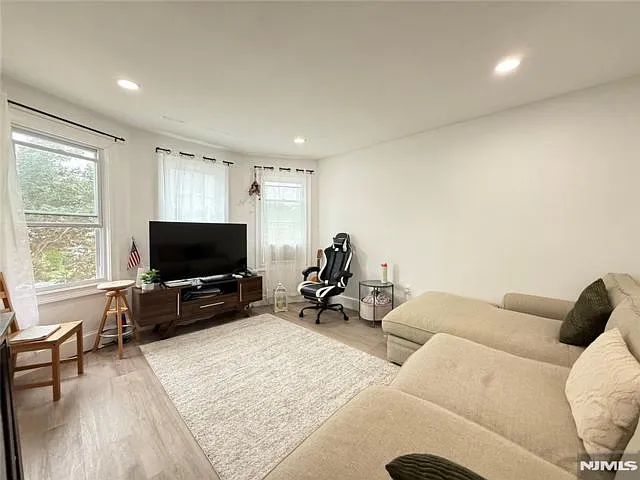 3 bed, 1.0 bath, $2,650 — Photo 2