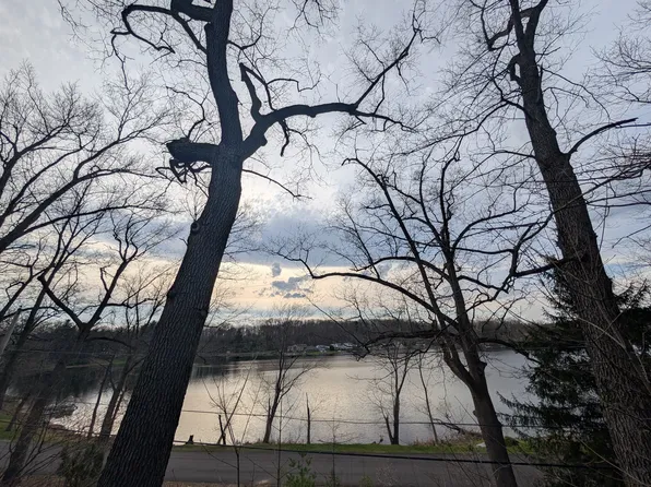 6296 Lakeview Dr, Ravenna, OH 44266