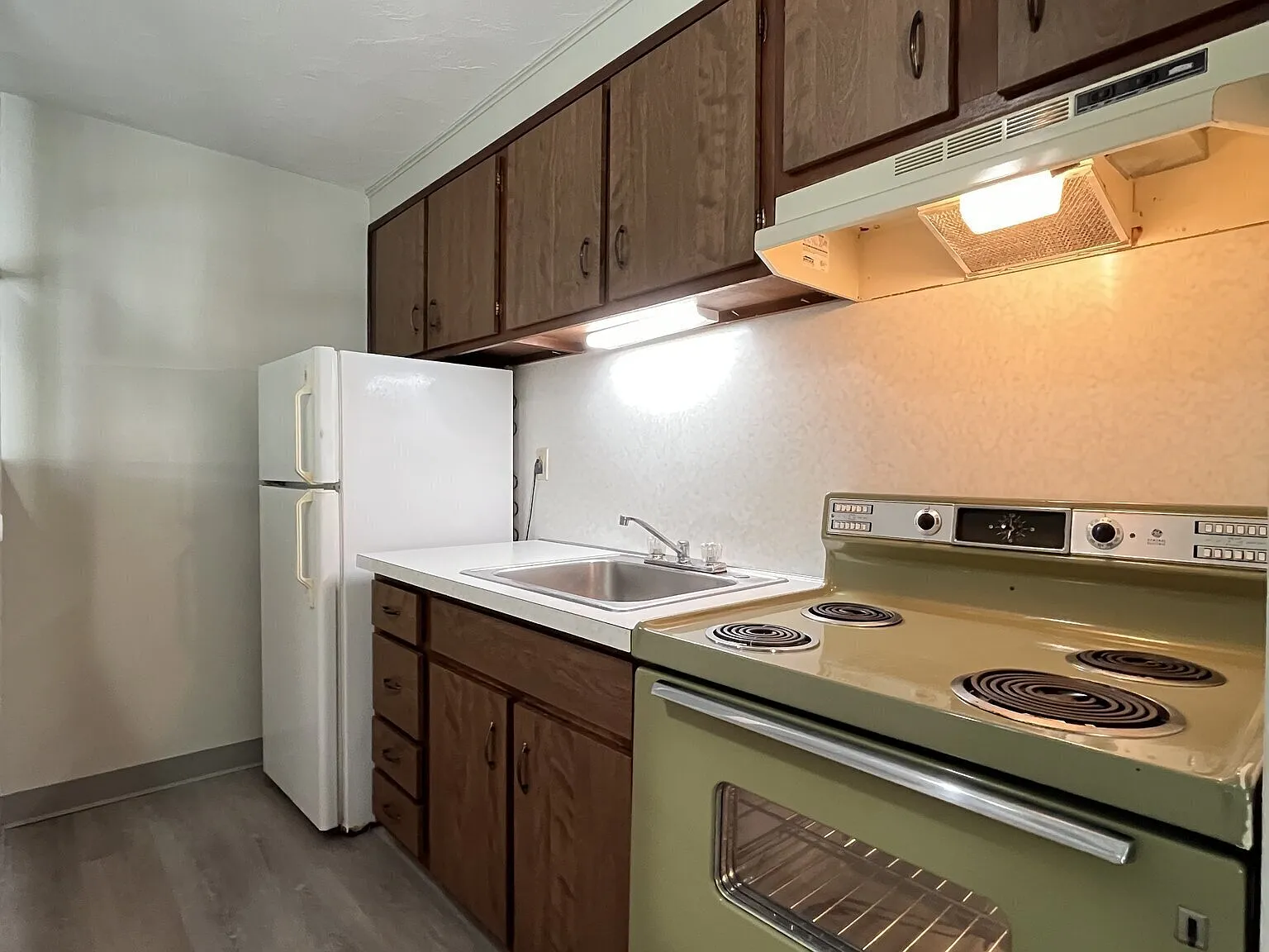 Budget-friendly 1-Bed w/ On-Site Laundry & Off-Street Parking! — Photo 4