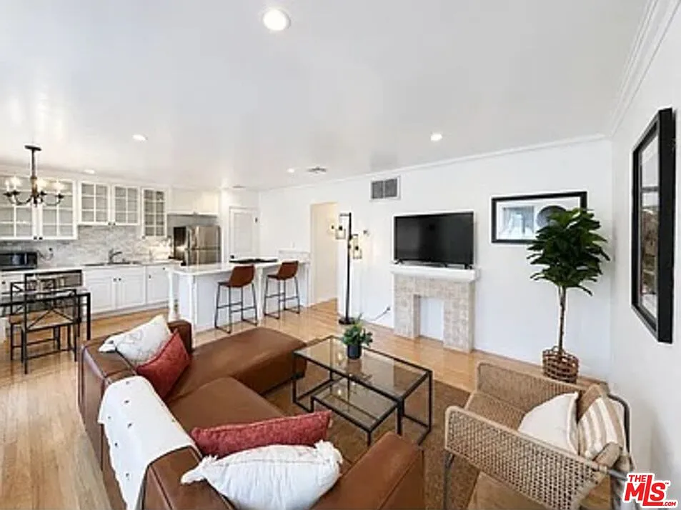 2 bed, 2.0 bath, 1000 sqft, $5,500 — Photo 3