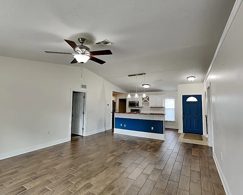 3 bed, 2.0 bath, 1264 sqft, $2,395 — Photo 3
