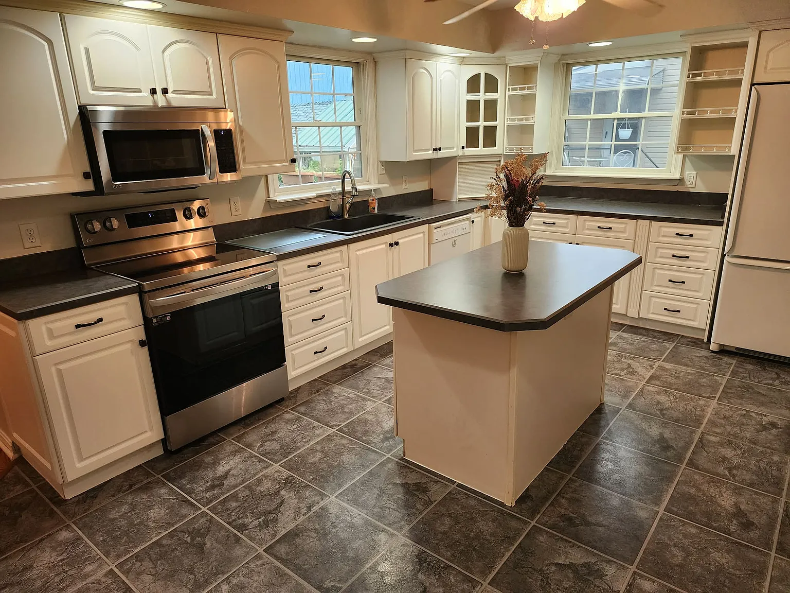 4 bed, 2.5 bath, 2070 sqft, $3,000 — Photo 2
