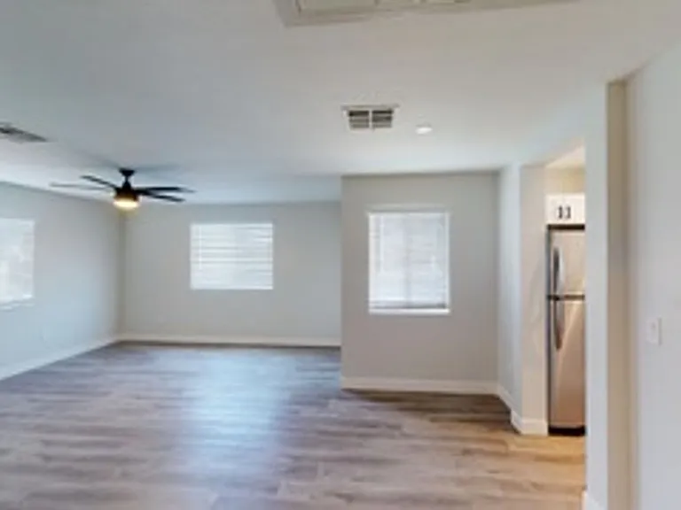 906 E Roma Ave — Photo 16