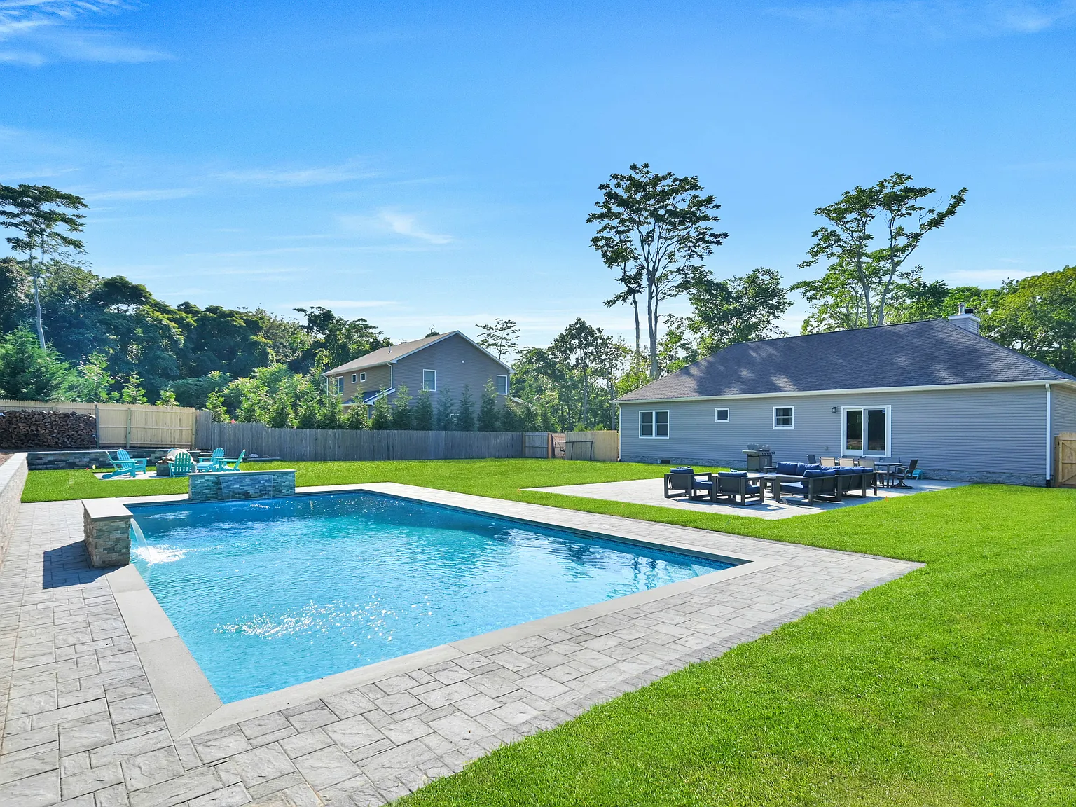 Newly built ranch, beautifully landscaped with pool — Photo 2