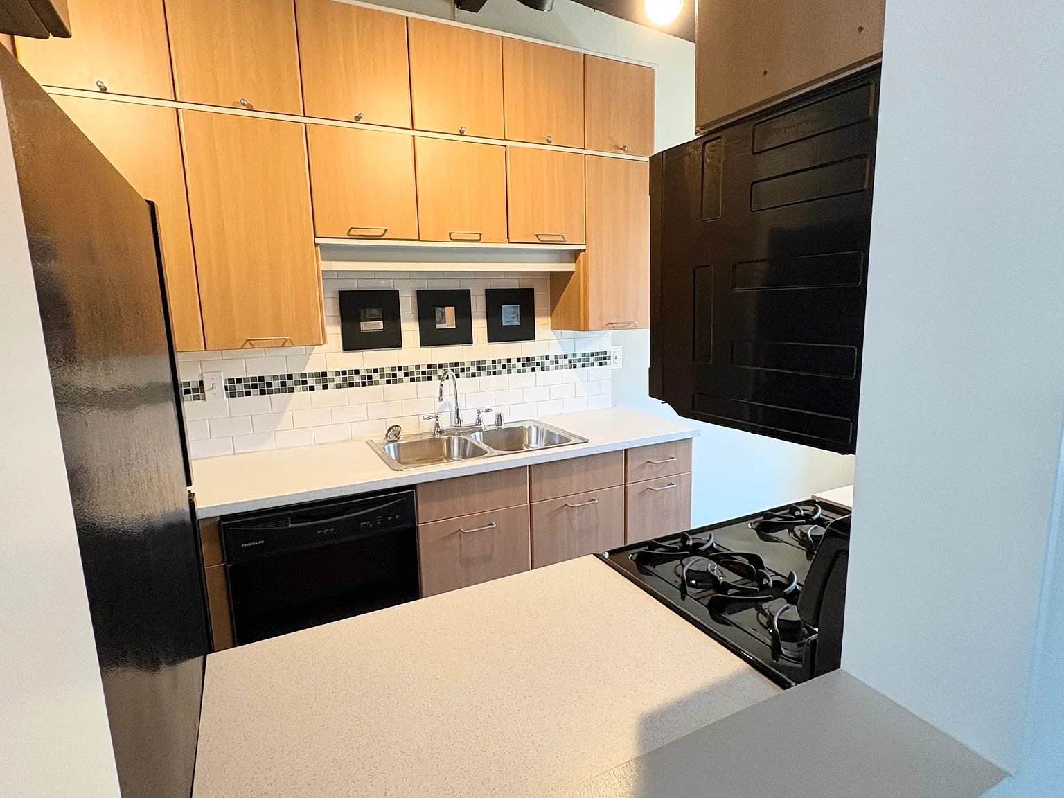 7559 Whitsett Ave — Photo 2
