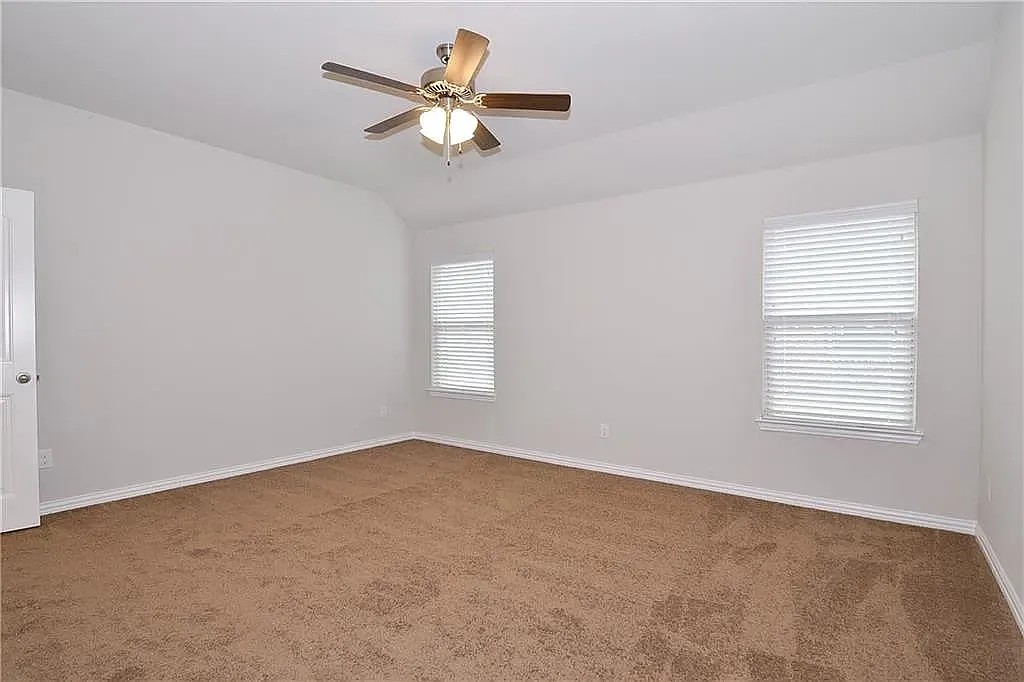 4 bed, 2043 sqft, $2,350 — Photo 2