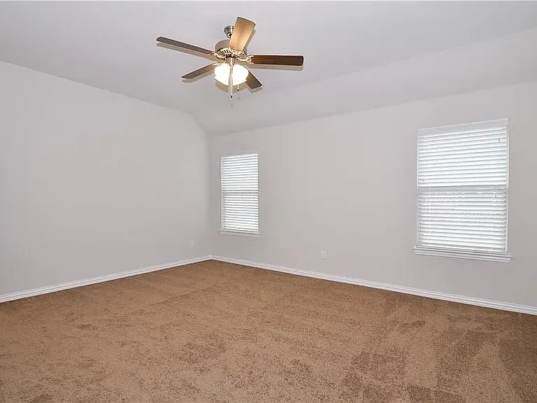 512 Fossil Creek Dr — Photo 2