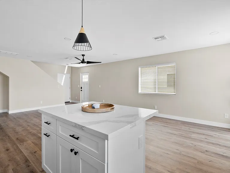 2551 E Broadway Rd — Photo 15
