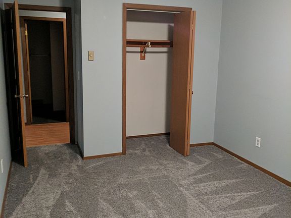 5th image of 400 Village Dr