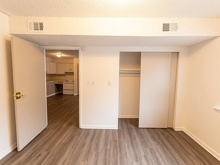 Room (1) Room (1)