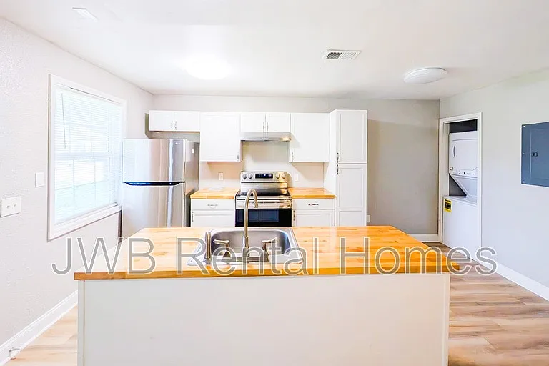 7819 Jasper Ave — Photo 3