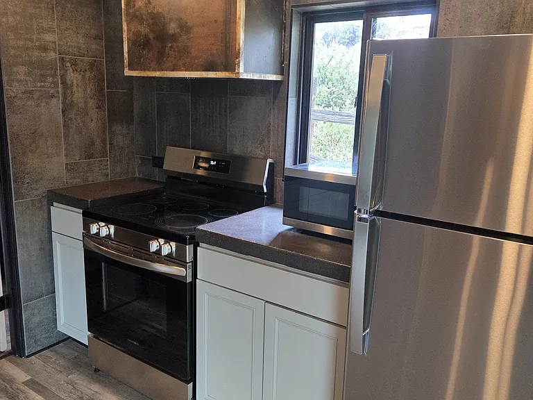 1220 Rossum Dr — Photo 7