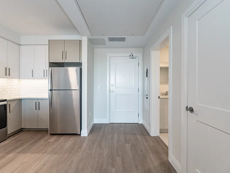 460 Columbia St W — Photo 57
