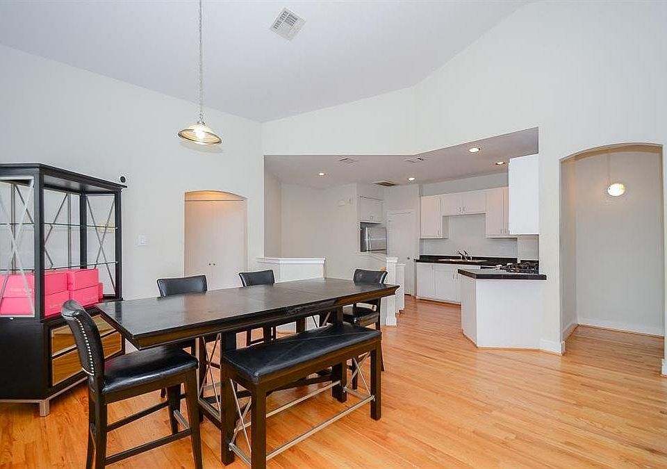 Dining Room Area..nice open concept!!