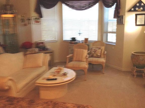 LARGE , BRIGHT LIVING ROOM