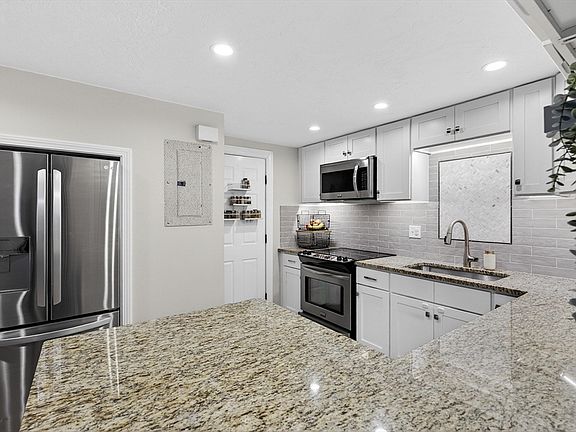5th image of 433 W Elm St APT 2