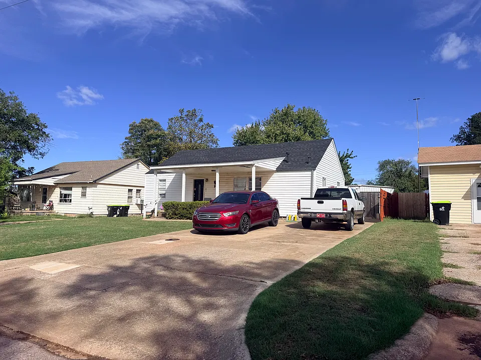 825 W Apache St