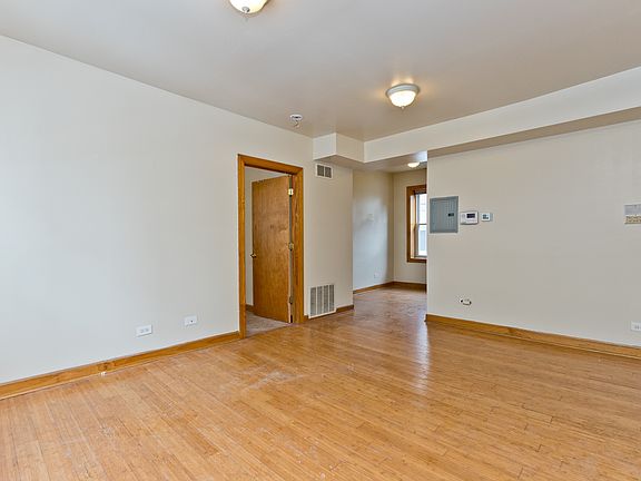 3rd image of 3523 W Franklin Blvd APT 1N