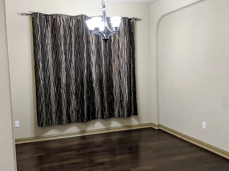 Formal Dining/Piano Room
